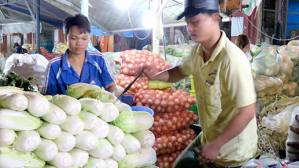 Các loại rau củ quả được bày bán tại chợ đầu mối Hóc Môn, TPHCM