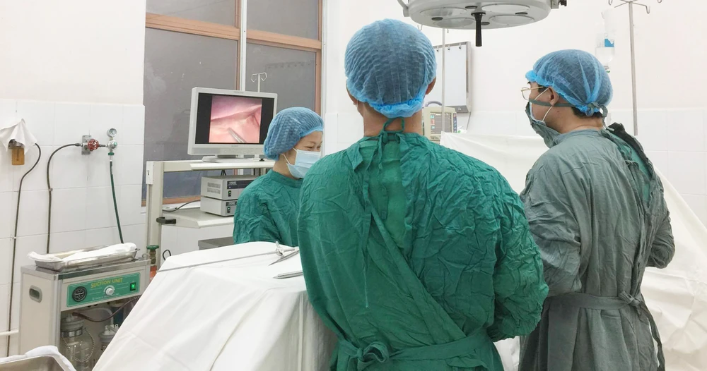 Các bác sĩ Bệnh viện Quận 9 tiến hành phẫu thuật nội soi cho một bệnh nhân trẻ bị thủng dạ dày