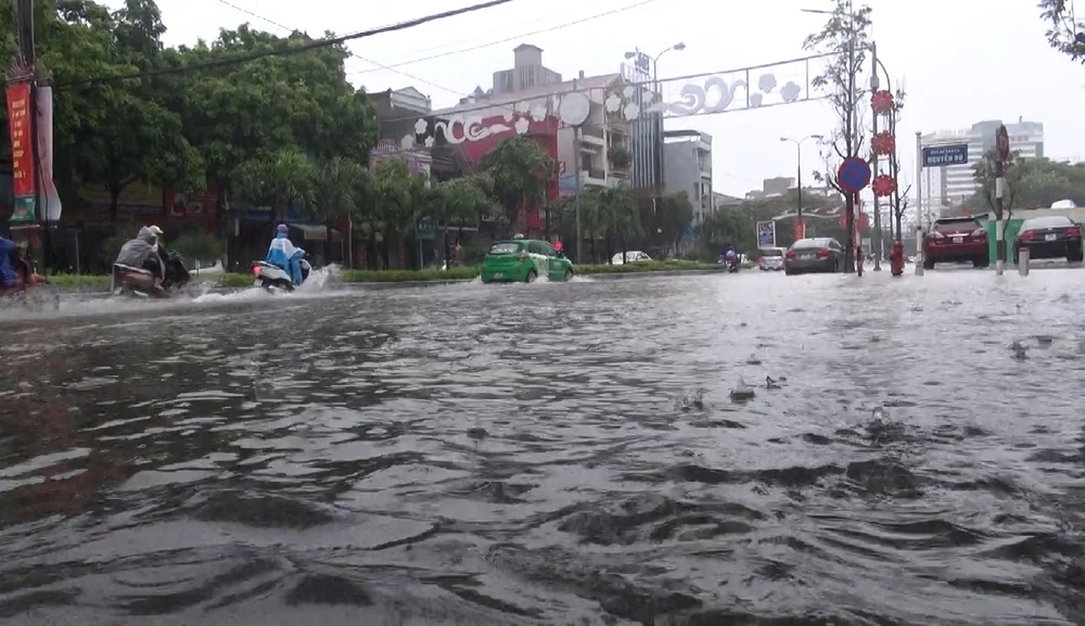 Nhiều tuyến đường trên địa bàn TP Thanh Hóa ngập sâu trong nước