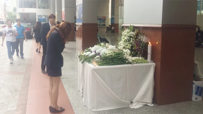  Sinh viên Trường Hutech đặt hoa tưởng niệm nam sinh tử vong trong trường