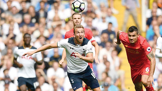 “Cuộc chiến” giữa Kane (áo trắng, Tottenham) và Lovren (áo đỏ, Liverpool) đóng vai trò then chốt 
