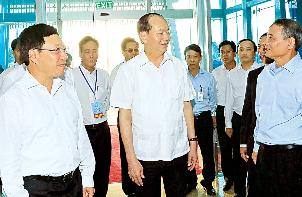 Chủ tịch nước Trần Đại Quang đi thăm và kiểm tra công tác đảm bảo an ninh, trật tự để đón tiếp nhà lãnh đạo các nền kinh tế thành viên APEC tại sân bay quốc tế Đà Nẵng