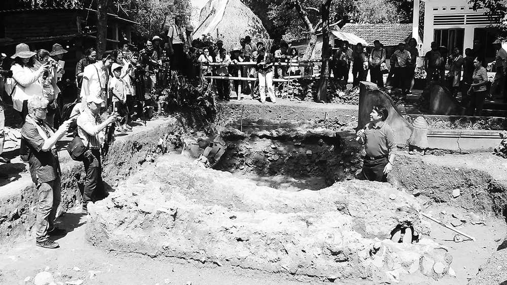 Hố khai quật tại di chỉ gốm gò Cây Me tại xã Nhơn Mỹ (Thị xã An Nhơn, Bình Định)