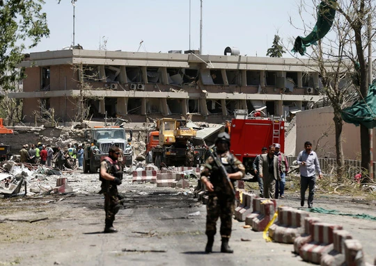 Hiện trường vụ một đánh bom xe ở Afghanistan. Ảnh: REUTERS