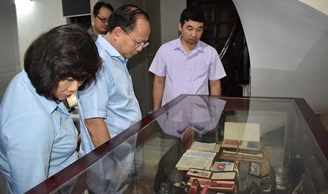 Đoàn đại biểu TP tham quan kỷ vật của đồng chí Nguyễn Văn Kỉnh tại nhà riêng. Ảnh: VOH
