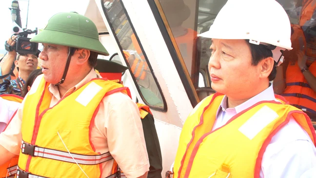 Bộ trưởng Bộ TN-MT Trần Hồng Hà đi kiểm tra và chỉ đạo xử lý sự cố hàng loạt tàu bị chìm có nguy cơ tràn dầu trên vùng biển Quy Nhơn