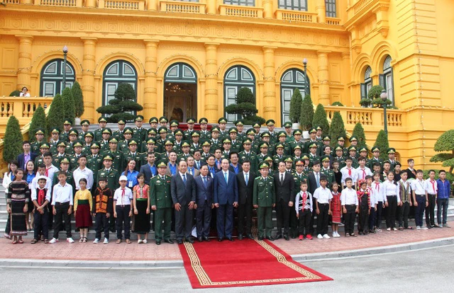 Chủ tịch nước Trần Đại Quang gặp mặt thân mật đoàn đại biểu cán bộ, chiến sĩ bộ đội biên phòng và các em học sinh tham dự chương trình “Chia sẻ cùng thầy cô” năm 2017