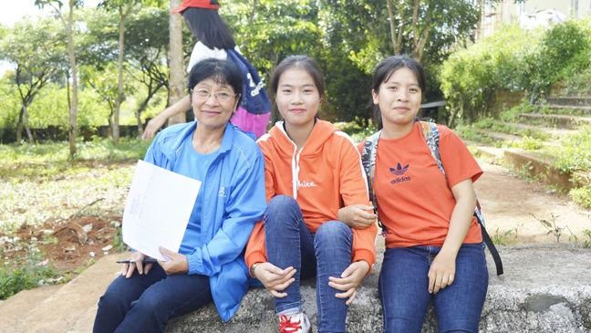 Cô giáo Nguyễn Thị Gạo (bìa trái) cùng học trò