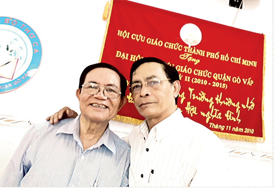 Thầy giáo Trương Minh Châu (phải), Chủ tịch Hội Cựu giáo chức quận Gò Vấp
