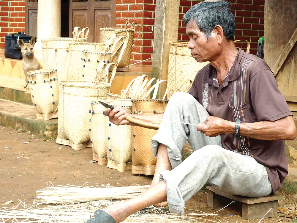 Ông K’Briu có 15 năm gắn bó với nghề đan gùi hoa tại thôn KaLa TânGu, xã Bảo Thuận, huyện Di Linh