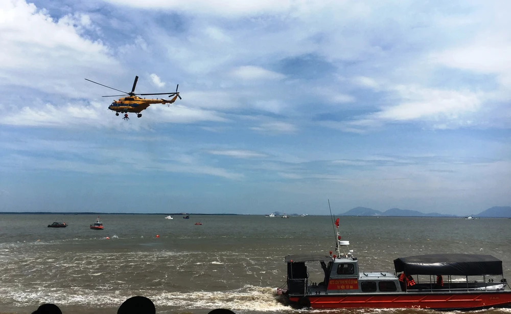 Diễn tập tình huống trực thăng, tàu thuyền vớt người bị nạn trên biển Ảnh: THANH HẢI