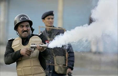 Cảnh sát chống bạo động bắn hơi cay giải tán một cuộc biểu tình ở Islamabad. Ảnh: DISPATCH NEWS DESK