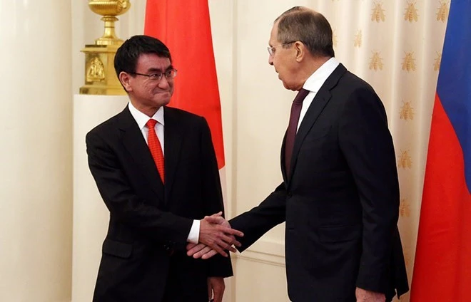 Ngoại trưởng Nhật Bản Taro Kono và Ngoại trưởng Nga Sergei Lavrov. Ảnh: TASS