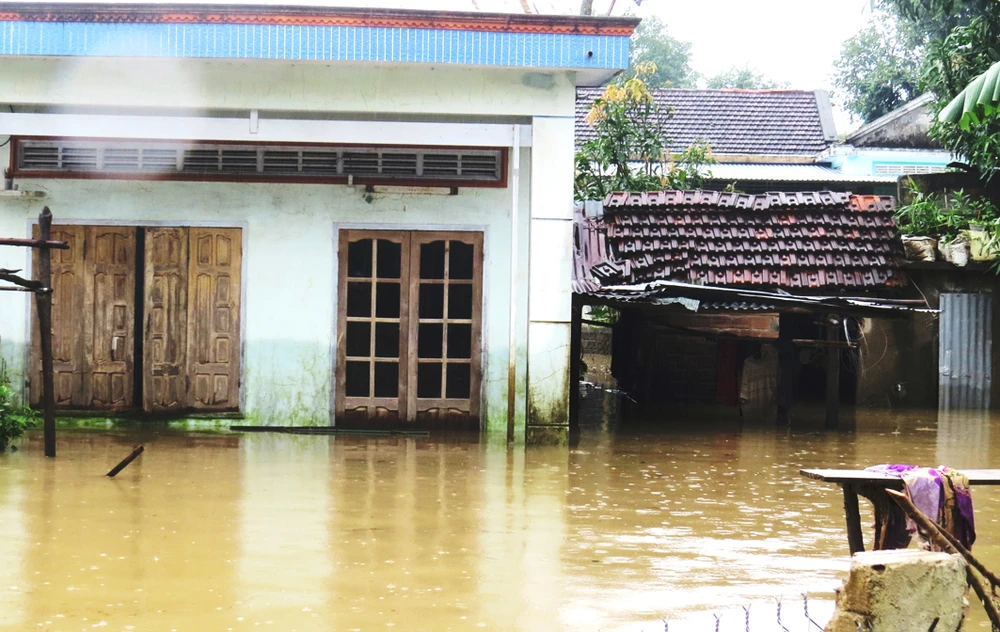 Nước lũ lên cao đến 2m, nhấn chìm nhiều nhà dân ở Phú Yên . Ảnh: HOÀI NAM