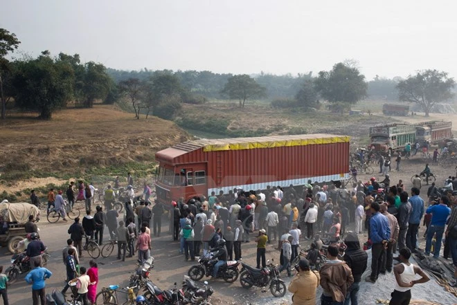 Người dân di chuyển tại khu vực Birgunj, biên giới Nepal-Ấn Độ. Ảnh: TTXVN