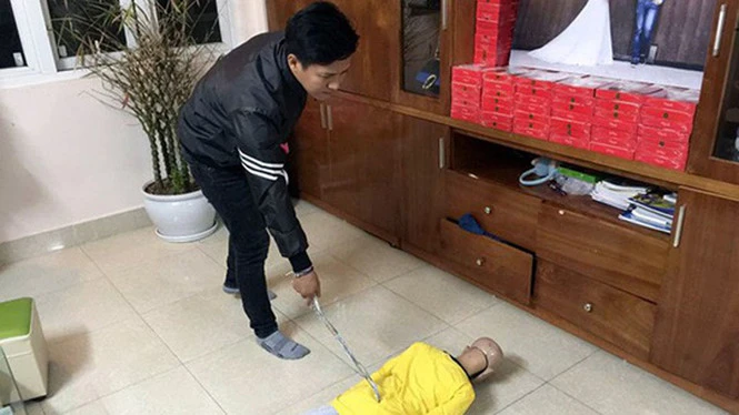 Công an Hà Nội tổ chức thực nghiệm hành vi bạo hành của ông bố ở Hà Nội với con trai 10 tuổi