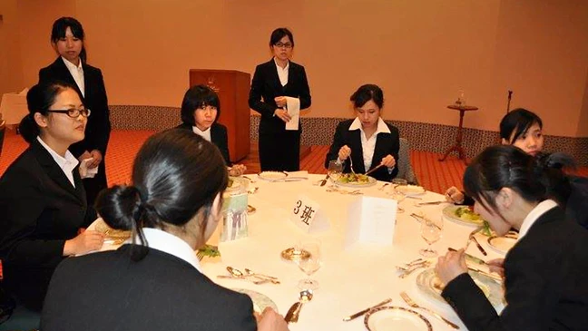Du học sinh Việt Nam thực tập tại một khách sạn ở Nhật Bản . Ảnh: THU NGUYỄN