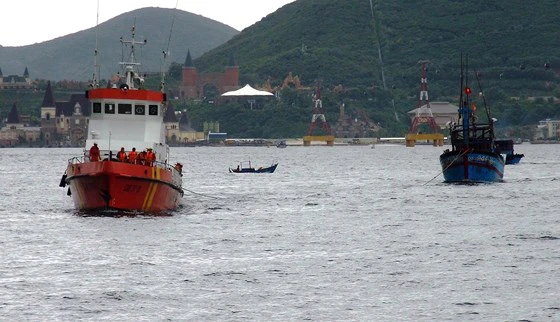 Tàu cứu hộ lai dắt một tàu bị nạn vào bờ