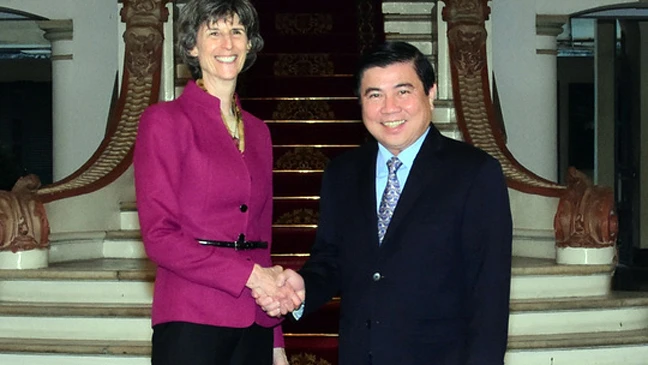 Chủ tịch UBND TPHCM Nguyễn Thành Phong tiếp bà Laura Tuck, Phó Chủ tịch WB. Ảnh: TTXVN