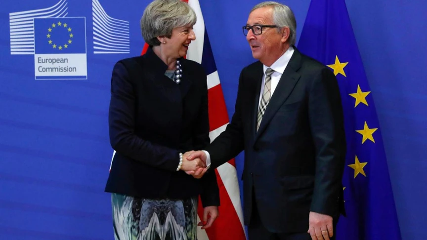 Thủ tướng Anh Theresa May và Chủ tịch Ủy ban châu Âu Jean-Claude Juncker tại trụ sở EC, Brussels, Bỉ, ngày 4-12. Ảnh: REUTERS 