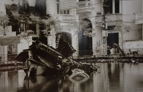 Hình ảnh máy bay B52 bị bộ đội ta bắn hạ và rơi xuống hồ Hữu Tiệp, làng Ngọc Hà, quận Ba Đình, Hà Nội được trưng bày tại triển lãm. Ảnh: VGP