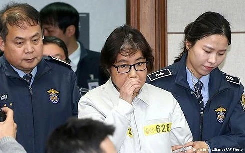 Bị cáo Choi Soon-sil (áo trắng). Ảnh: AP