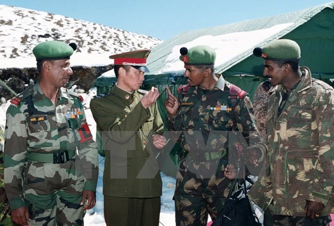 Binh sỹ Ấn Độ và binh sỹ Trung Quốc tại khu vực biên giới Ấn Độ - Trung Quốc. Nguồn: TTXVN