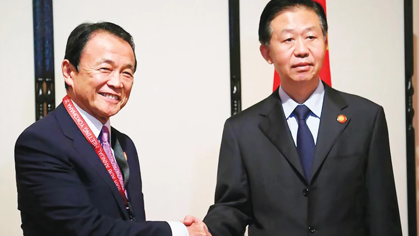 Bộ trưởng Tài chính Nhật Bản Taro Aso (trái) và người đồng cấp Trung Quốc Tiêu Tiệp bên lề cuộc họp của Ngân hàng Phát triển châu Á (ADB) tại Yokohama, Nhật Bản, tháng 5-2017