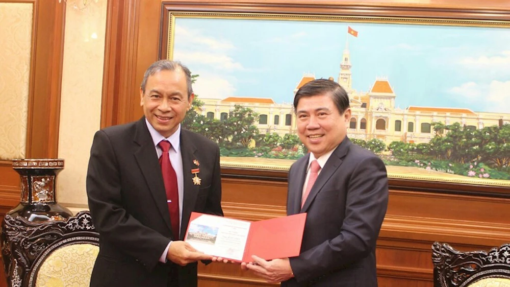 Chủ tịch UBND TPHCM Nguyễn Thành Phong tặng Huy hiệu TPHCM cho Tổng Lãnh sự Indonesia tại TPHCM Jean Anes. Ảnh: THANHUYTPHCM.VN