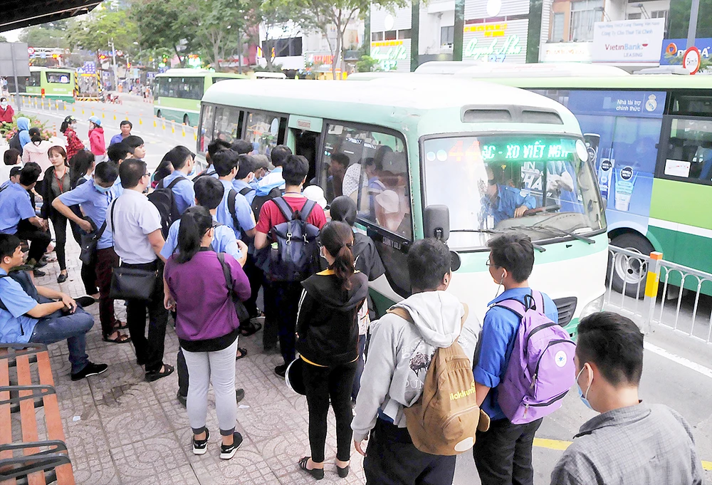 Hành khách đi xe buýt tuyến số 44 Ảnh: CAO THĂNG