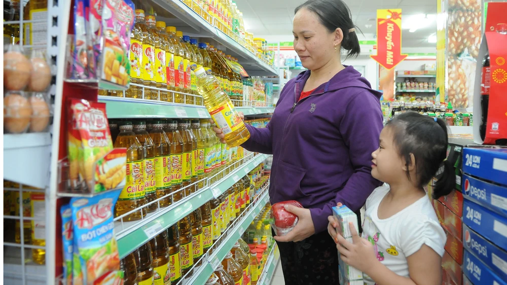  Mua hàng tại cửa hàng tiện lợi Satra Food Ảnh: CAO THĂNG