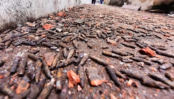 Sau vụ nổ khủng khiếp, đường làng ở thôn Quan Độ tràn ngập trong vỏ đạn và đầu đạn cũ
