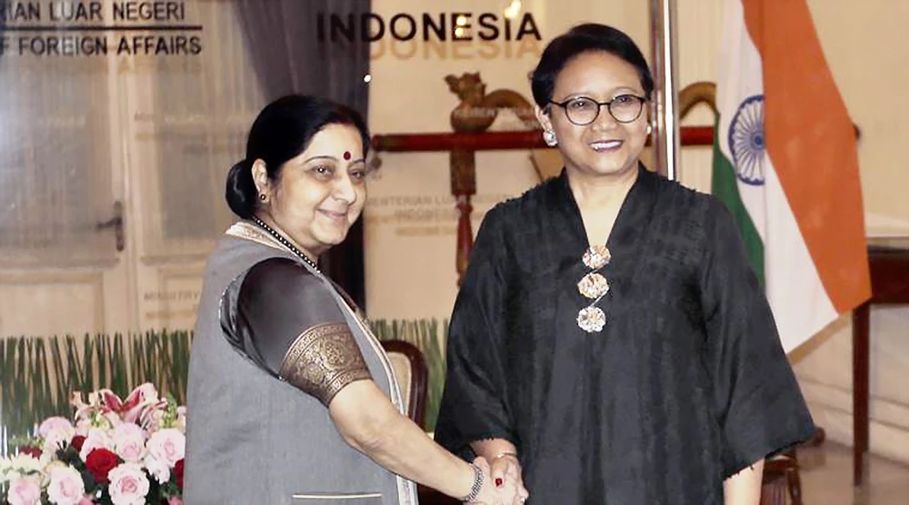 Ngoại trưởng Ấn Độ Sushma Swaraj (trái) hội đàm với Ngoại trưởng Indonesia Retno Marsudi thảo luận tăng cường quan hệ đối tác chiến lược Ảnh: AP