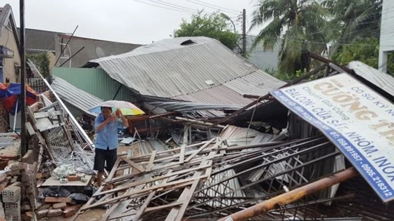 Bão số 12 làm nhiều nhà dân ở Khánh Hòa bị sập hoàn toàn. Ảnh: VĂN NGỌC