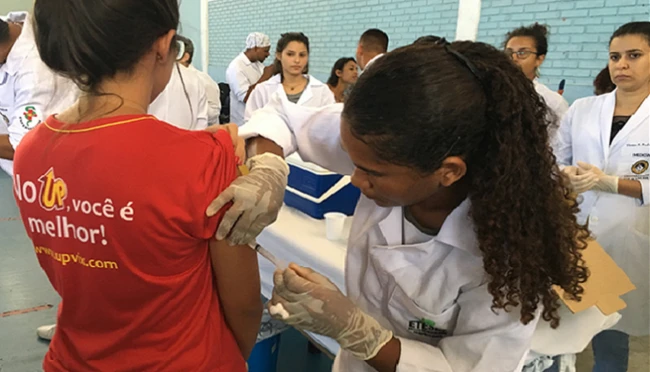 Người dân Brazil đã đến các cơ sở y tế để tiêm vaccine phòng sốt vàng da. (Ảnh: World Health Organization 