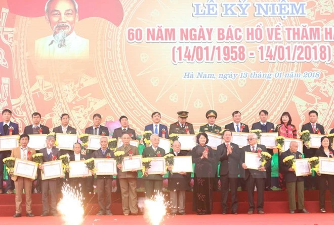 Trao Bằng khen của Tỉnh ủy Hà Nam cho các tập thể, cá nhân có thành tích xuất sắc trong "Học tập và làm theo tư tưởng, đạo đức, phong cách Hồ Chí Minh" năm 2017. Ảnh: TTXVN