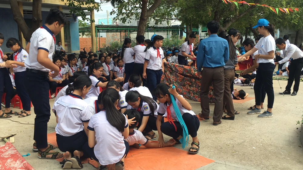 Các em học sinh của Trường THCS Trương Văn Ly trực tiếp tham gia khóa tập huấn và diễn tập phòng chống thiên tai và sóng thần
