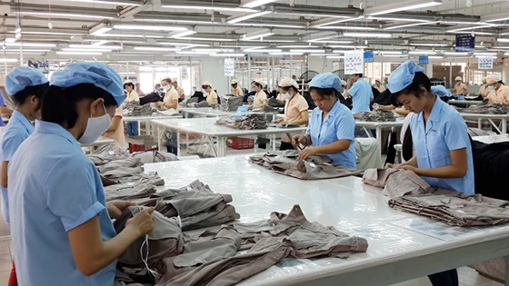 Sản xuất hàng dệt may xuất khẩu tại Công ty CP May Sài Gòn 3. Ảnh: MỸ HẠNH