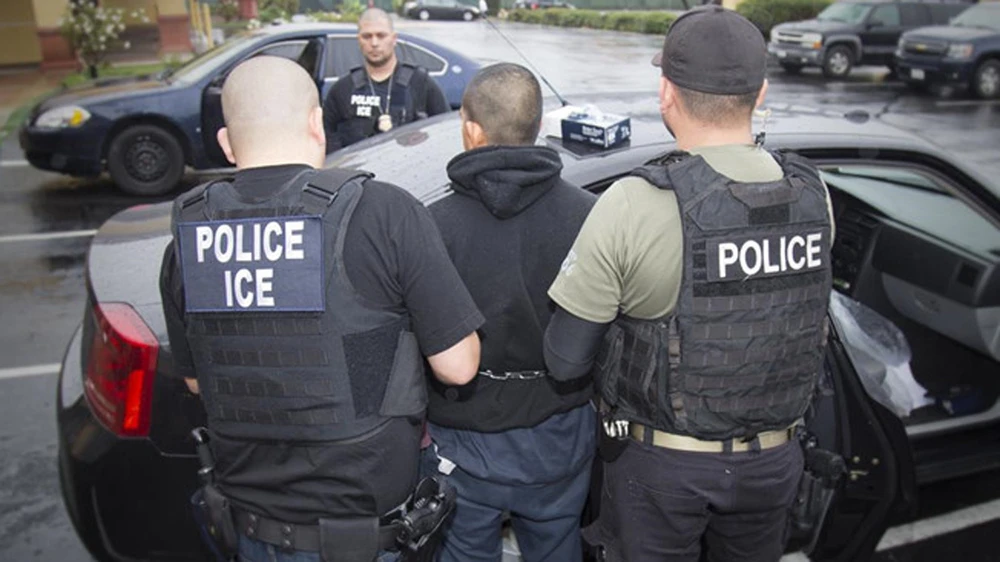 Cảnh sát Mỹ bắt giữ những người nhập cư bất hợp pháp tại 6 bang của nước này. Ảnh: ICE
