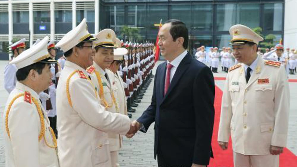 Chủ tịch nước Trần Đại Quang với các đồng chí lãnh đạo, sỹ quan chỉ huy lực lượng Hậu cần - Kỹ thuật Công an nhân dân. Ảnh: TTXVN