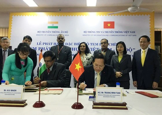 Bộ trưởng Bộ TT-TT Việt Nam Trương Minh Tuấn và Thứ trưởng Bộ Truyền thông Ấn Độ A.N.Nanda thực hiện nghi thức ký phát hành bộ tem chung
