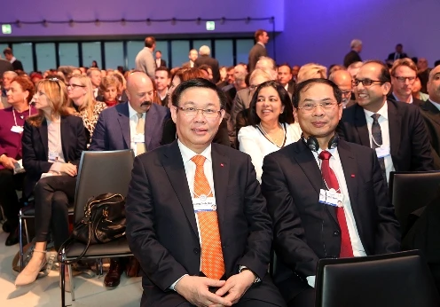 Phó Thủ tướng Vương Đình Huệ và Thứ trưởng Ngoại giao Bùi Thanh Sơn dự phiên khai mạc toàn thể WEF Davos 2018