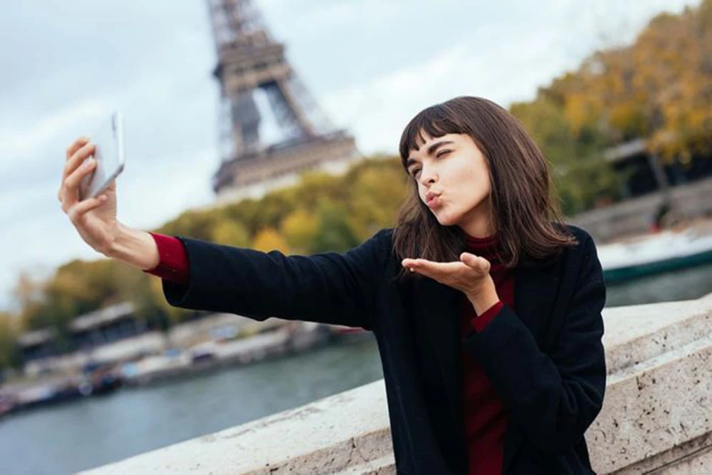 Một du khách đang selfie ở Pháp