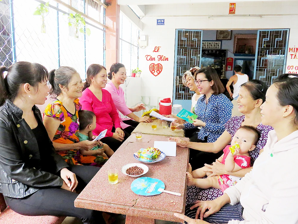Cán bộ phụ nữ quận Bình Tân vận động nữ công nhân khu nhà trọ tham gia đề án