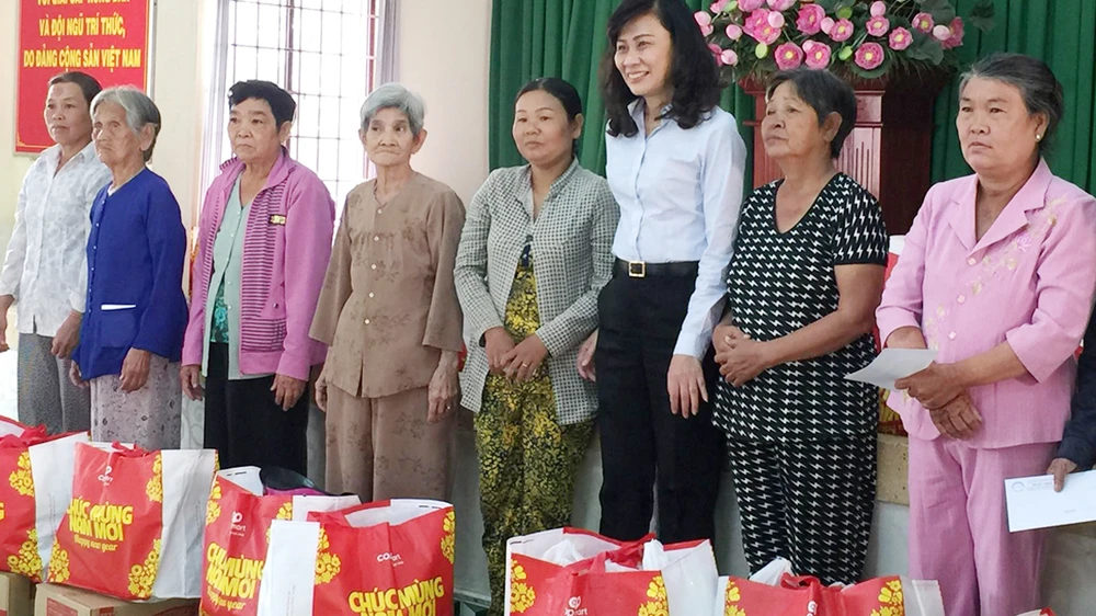 Phó Chủ tịch UBND TPHCM Nguyễn Thị Thu trao quà tết cho những hộ nghèo trên địa bàn phường Long Bình, quận 9. Ảnh: KHOA LÝ 