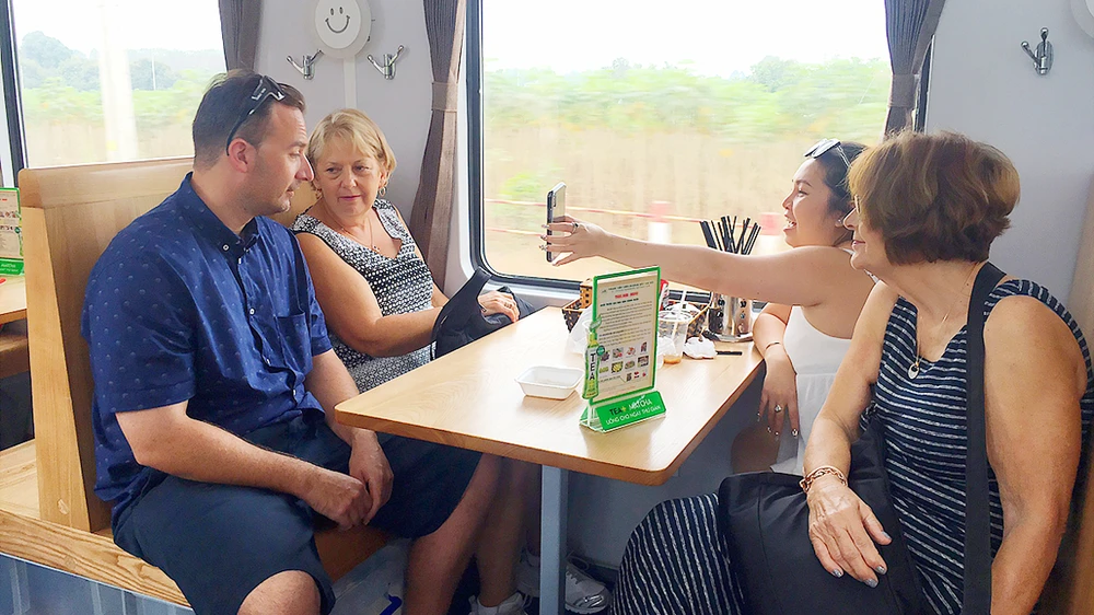 Khách nước ngoài du lịch bằng tàu lửa “5 sao” của Việt Nam