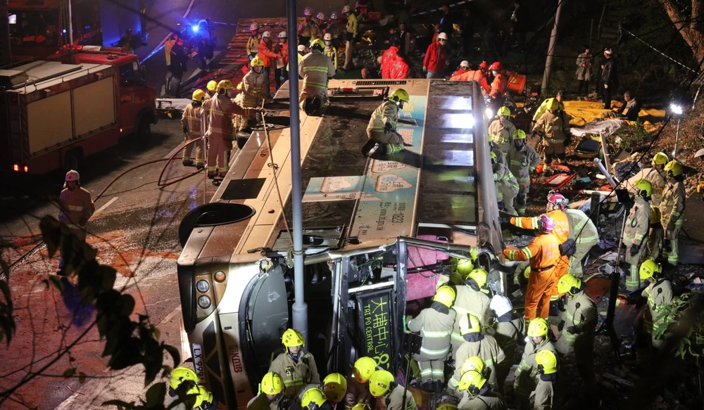 Lực lượng cứu hộ giải cứu nạn nhân khỏi xe buýt 2 tầng bị lật trên đường Tai Po ở Hồng Kông (Trung QUốc, tối 10-2-2018. Ảnh: SCMP