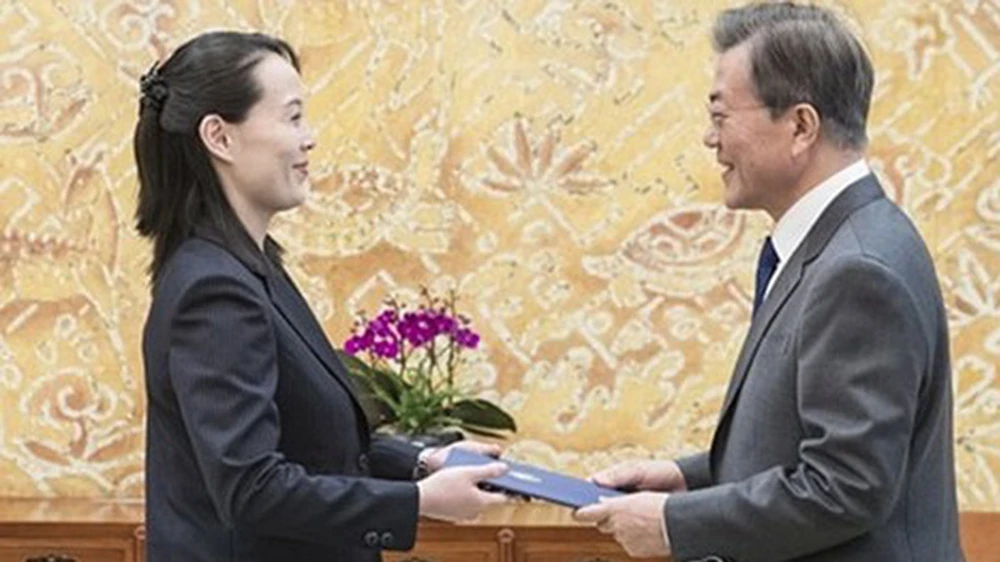 Tổng thống Hàn Quốc Moon Jae-in (bìa phải) nhận thư của nhà lãnh đạo Triều Tiên Kim Jong Un từ đặc phái viên Kim Yo-jong. Ảnh: YONHAP