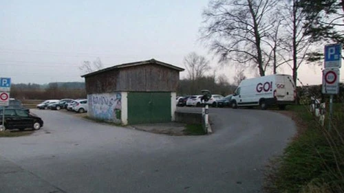 Bãi đỗ xe gần thành phố Chavornay, Thụy Sĩ, nơi nhóm cướp có vũ trang và bịt mặt khống chế tài xế, lấy đi toàn bộ tiền mặt trên xe tải. Ảnh: REUTERS