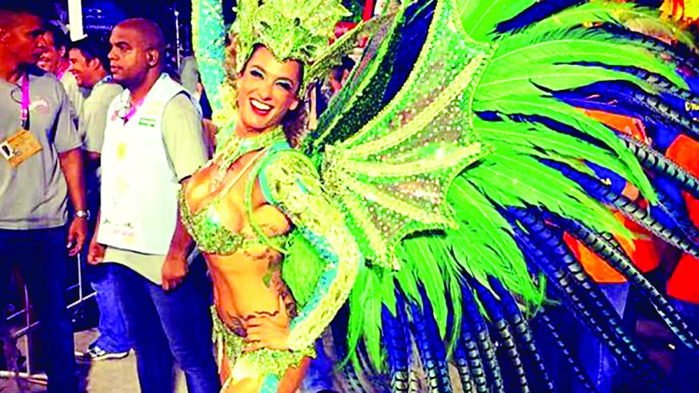 Lần đầu tiên trong lịch sử lễ hội Rio Canival, vũ công chính không phải người Brazil mà là cô Samantha Flores, người Anh